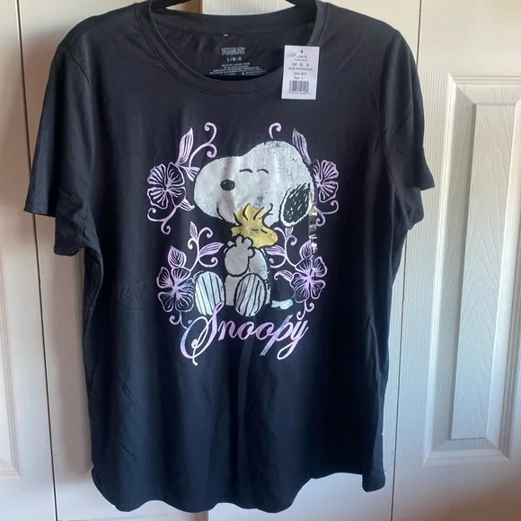 Peanuts NWT Snoopy in the Flowers Short Sleeve Cotton Blend Tshirt Size Large - Picture 1 of 7